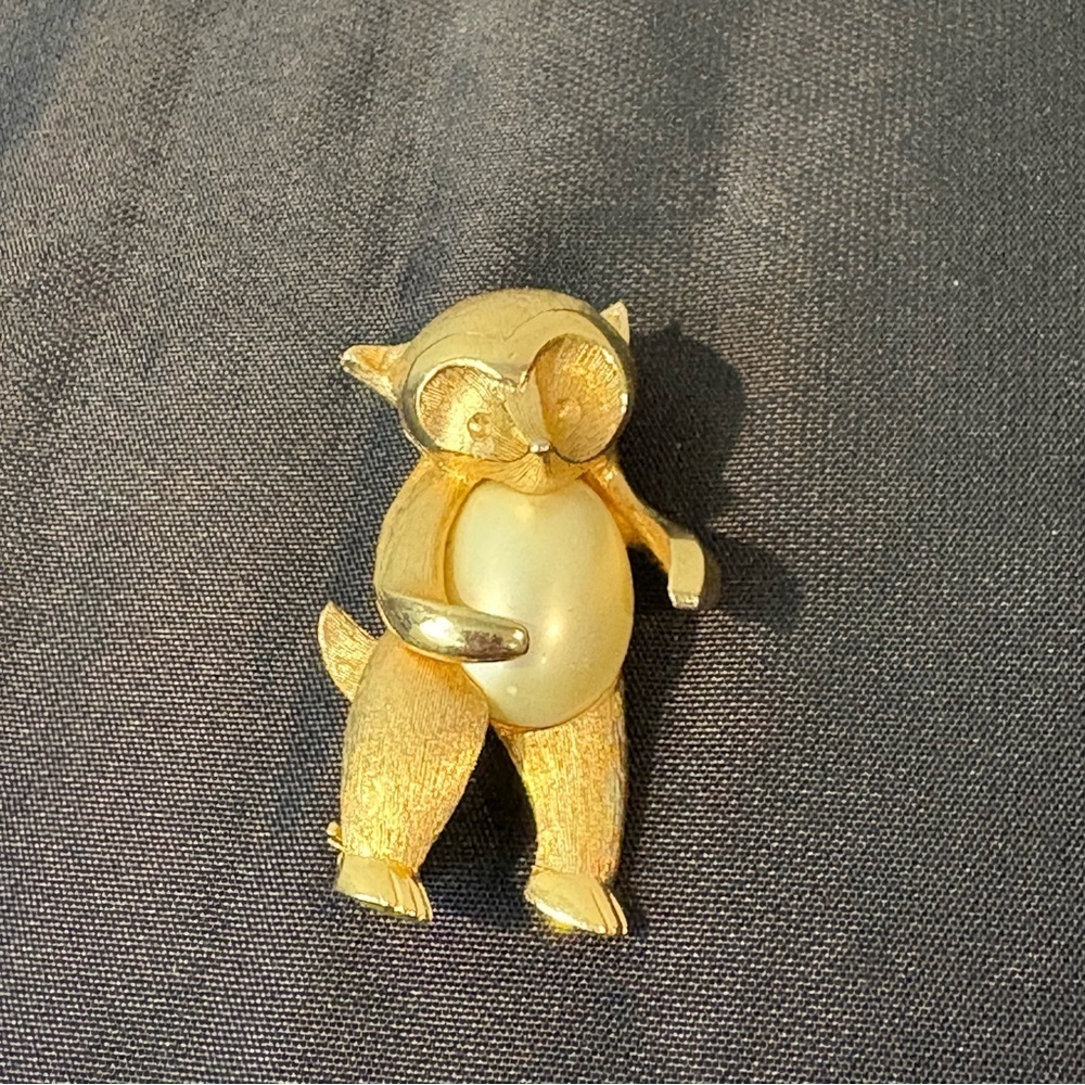 Rare Vintage Kramer Goldtone Pearl Jelly Belly Raccoon Pin Brooch